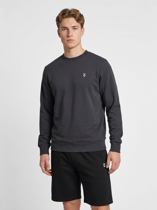 hmlPULSE SWEAT CREWNECK, EBONY, model