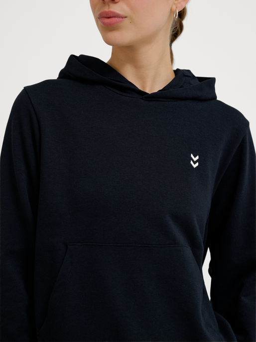 hmlPULSE W SWEAT HOODIE, BLACK, model