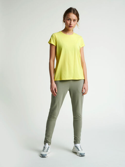 HMLISOBELLA T-SHIRT S/S, CELANDINE, model