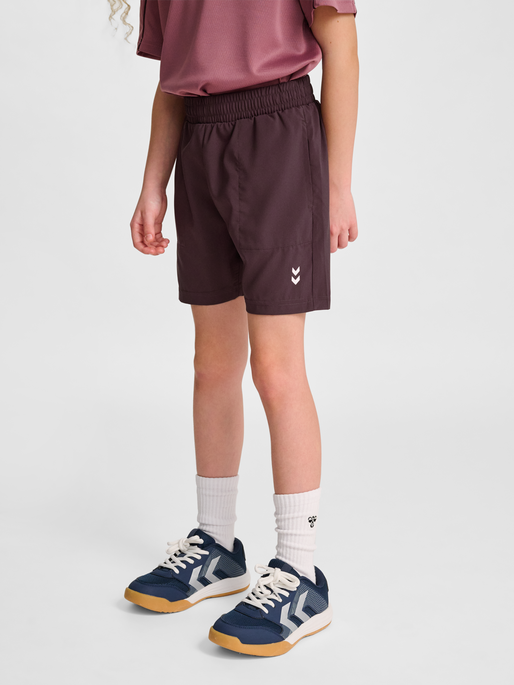 hmlJR PULSE WORKOUT SHORTS, FUDGE, model