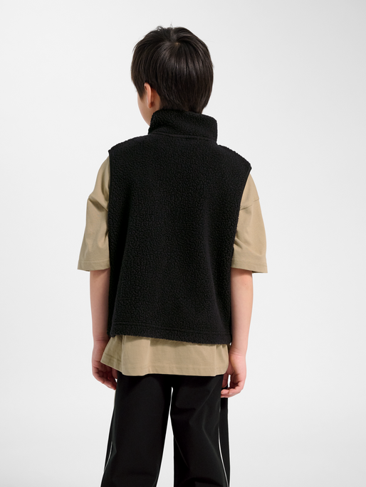 hmlJR MARTINI FLEECE ZIP VEST, BLACK BEAUTY, model