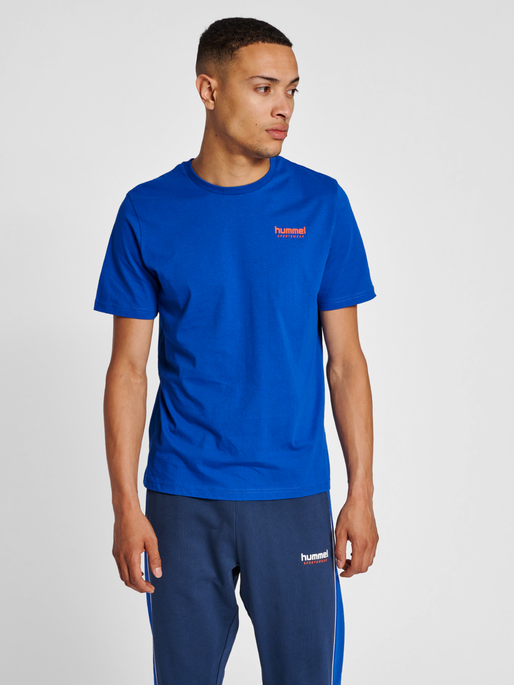 hmlLGC JOSE T-SHIRT, MAZARINE BLUE, model