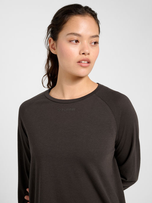 hmlMT VANJA T-SHIRT L/S, AFTER DARK, model