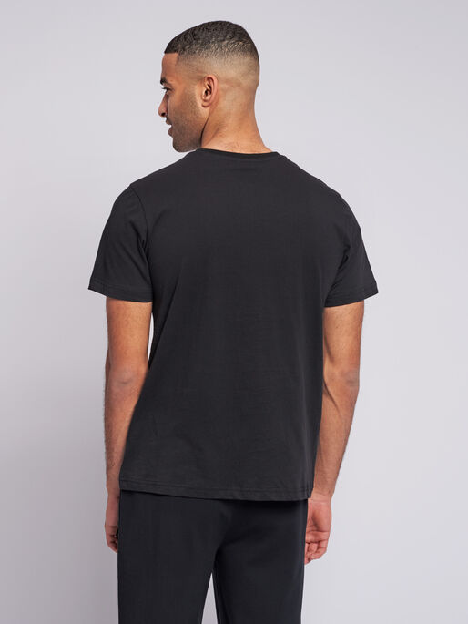 hmlVALTER T-SHIRT S/S, BLACK, model
