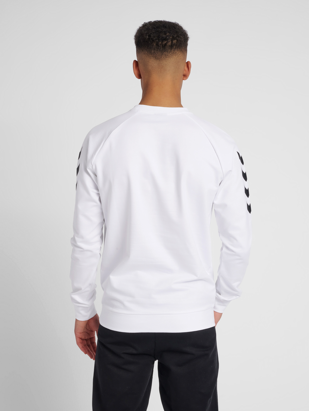 HMLGO COTTON SWEATSHIRT, WHITE, model