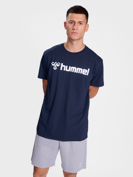 hmlGO 2.0 LOGO T-SHIRT S/S, MARINE, model