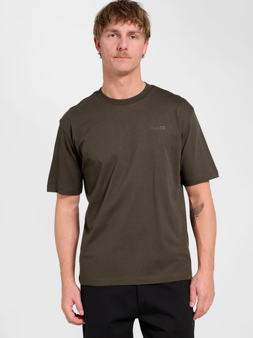 hmlKEEPER LOGO T-SHIRT S/S, MAJOR BROWN, model