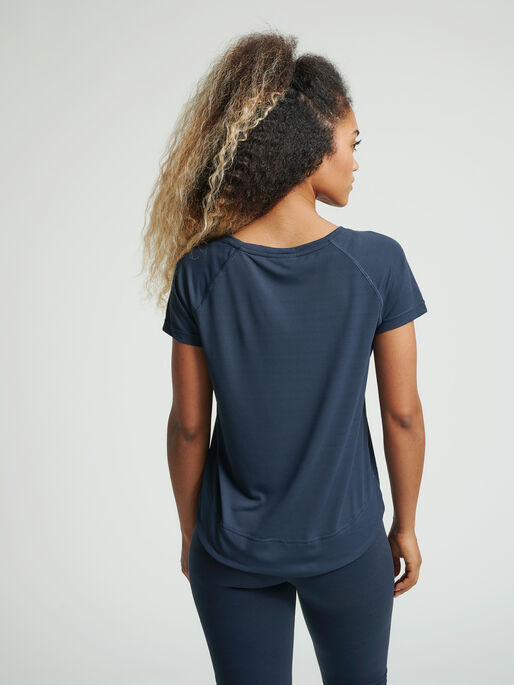 hmlPAMMI LOOSE T-SHIRT, BLUE NIGHTS, model
