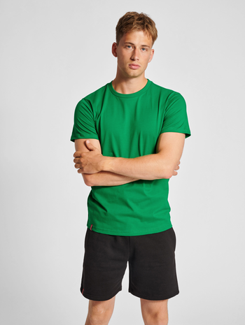 hmlRED HEAVY T-SHIRT S/S, JOLLY GREEN, model