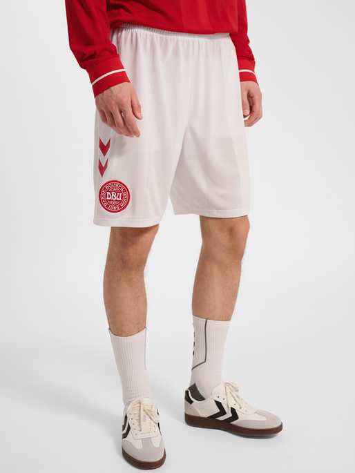 DBU 26 HOME SHORTS, WHITE, model