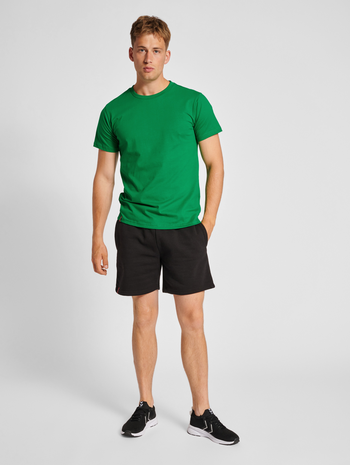 hmlRED HEAVY T-SHIRT S/S, JOLLY GREEN, model