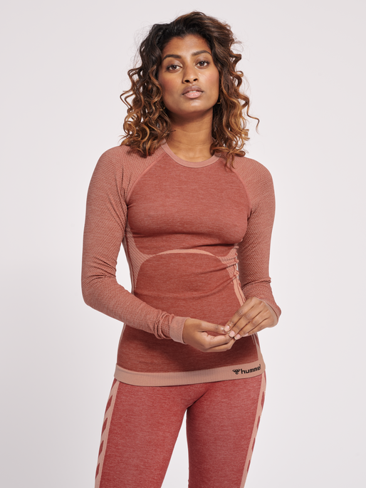 hmlCLEA SEAMLESS TIGHT T-SHIRT L/S, WITHERED ROSE, model