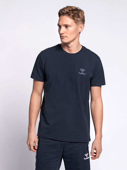 hmlSIGGE T-SHIRT S/S, BLACK IRIS, model