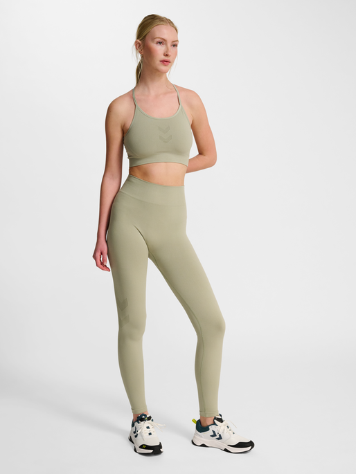 hmlHIIT SEAMLESS BRA, SEAGRASS, model