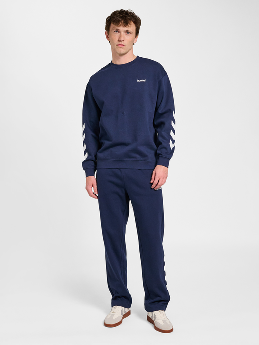 hmlCHEVRON ATHLETIC SWEATSHIRT, DRESS BLUES, model