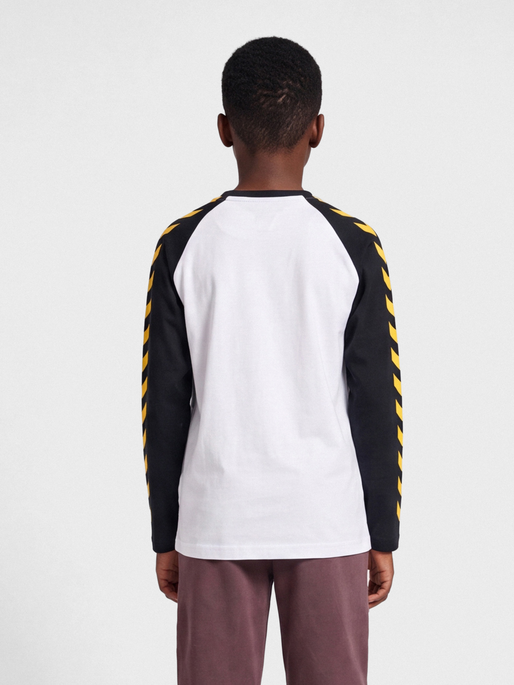 hmlBATMAN BOYS T-SHIRT L/S, BRIGHT WHITE, model