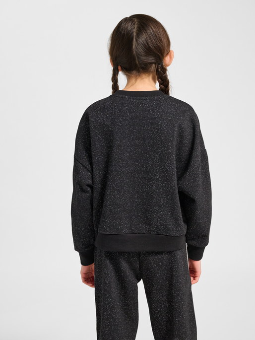 hmlJR LOOSE GLITTER CREWNECK, BLACK, model