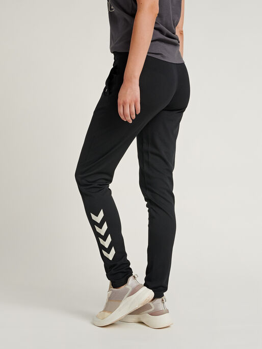 hmlZIBA TAPERED PANTS, BLACK, model