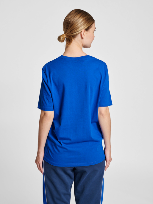hmlLGC JOSE T-SHIRT, MAZARINE BLUE, model