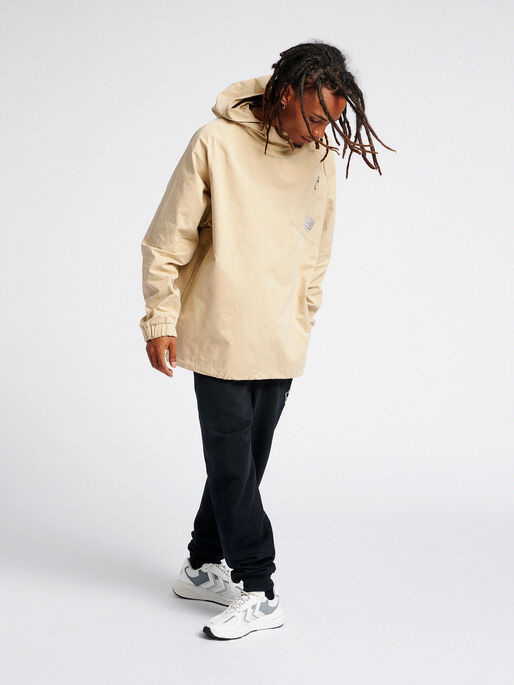 hmlTROOPER ANORAK, PALE KHAKI, model