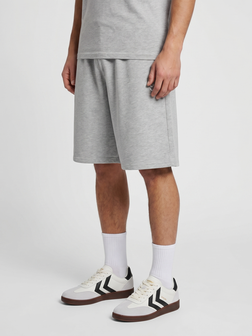 hmlPULSE LOOSE SWEAT SHORTS, GREY MELANGE, model