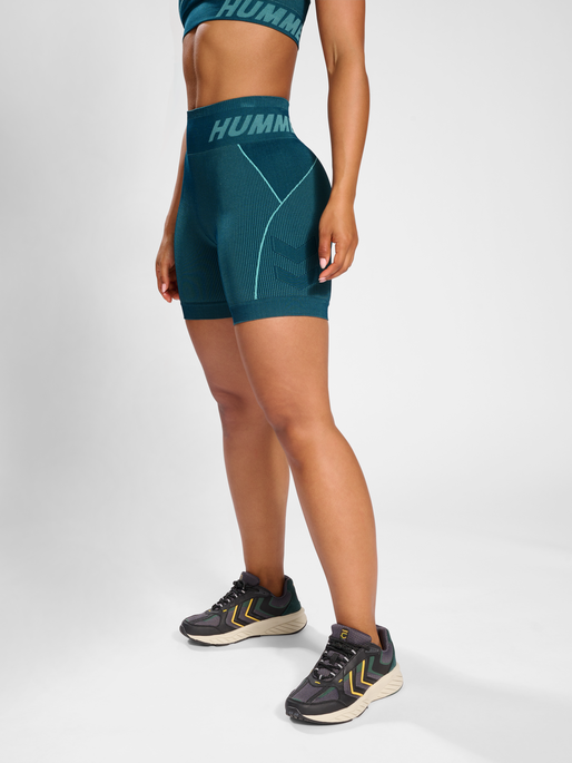 hmlTE CHRISTEL SEAMLESS SHORTS, DEEP TEAL, model