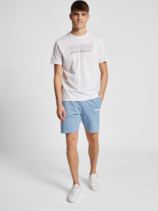hmlLEGACY SHORTS, ASHLEY BLUE, model