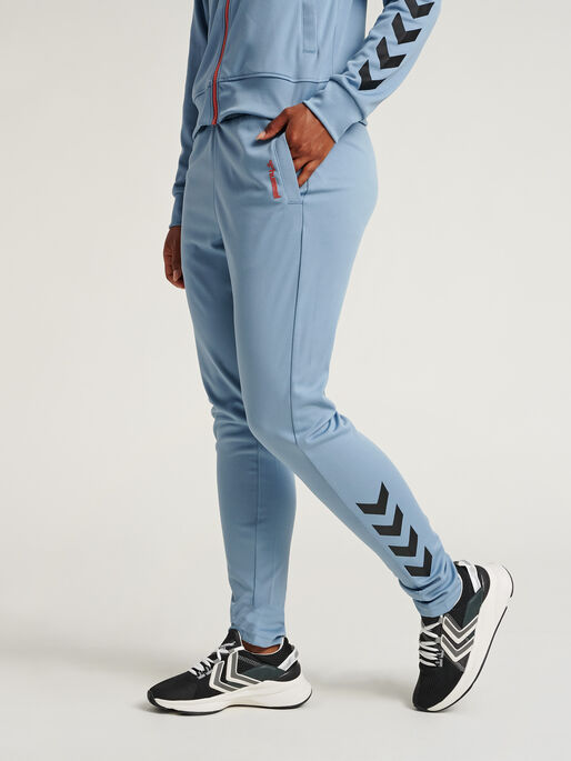 hmlZIBA TAPERED PANTS, FADED DENIM, model