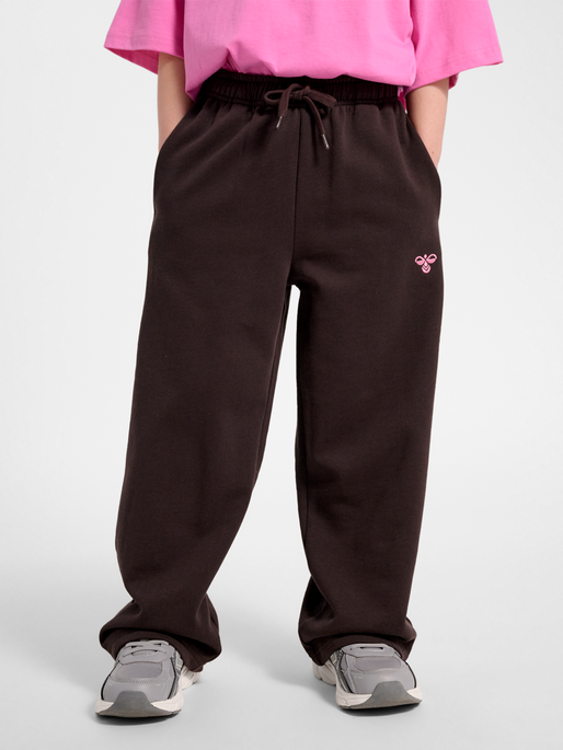 hmlJR JUMP BOXY SWEATPANTS, CHOCOLATE TORTE, model