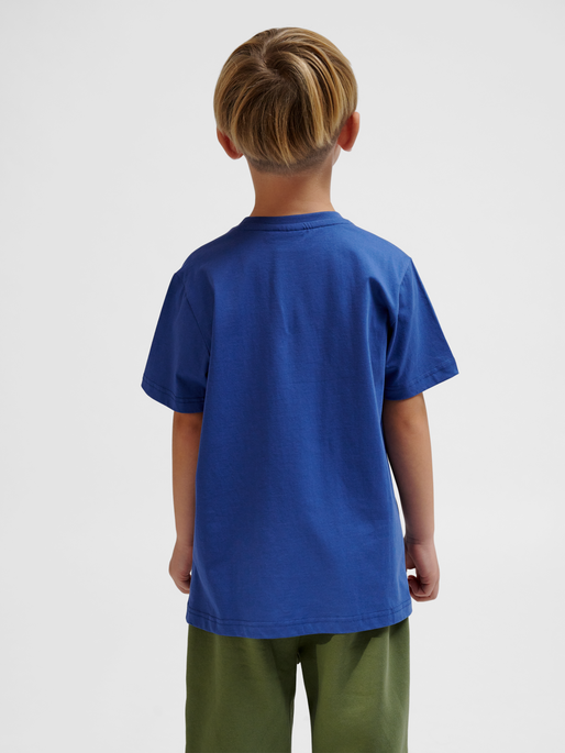 hmlTRES T-SHIRT S/S, TRUE NAVY, model