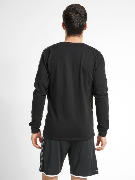 hmlAUTHENTIC TRAINING SWEAT, BLACK, model