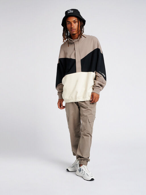 hmlURBAN OVERSIZED SWEATSHIRT, DRIFTWOOD, model