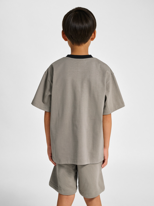 hmlJR LOOSE CHANGE T-SHIRT SS, ROCK RIDGE, model