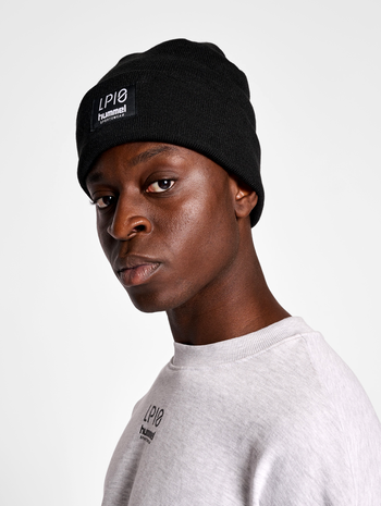 hmlLP10 BEANIE, BLACK, model