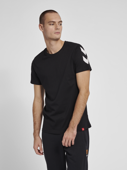 hummel LEGACY CHEVRON T-SHIRT - BLACK