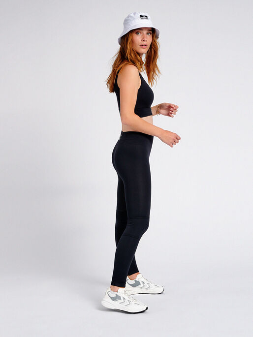 hmlHEROINE SEAMLESS CROPPED TOP, BLACK, model
