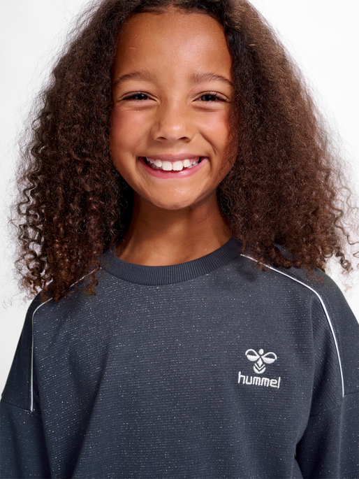 hmlGIZELA SWEATSHIRT, 0526, model
