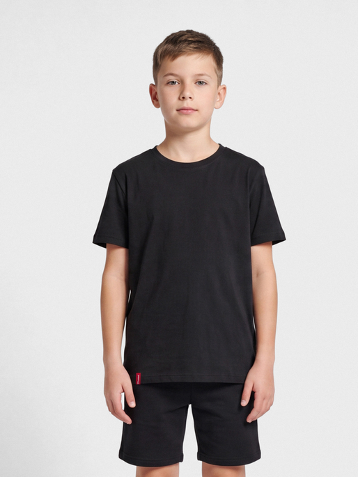 hmlRED BASIC T-SHIRT S/S KIDS, BLACK, model
