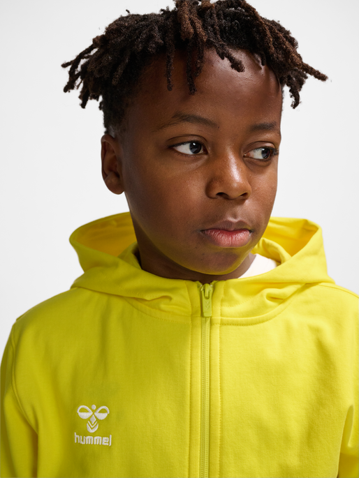 hmlGO 2.0 ZIP HOODIE KIDS, BLAZING YELLOW, model