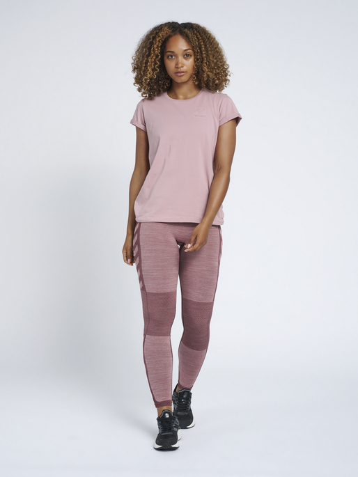 HMLISOBELLA T-SHIRT S/S, WOODROSE, model