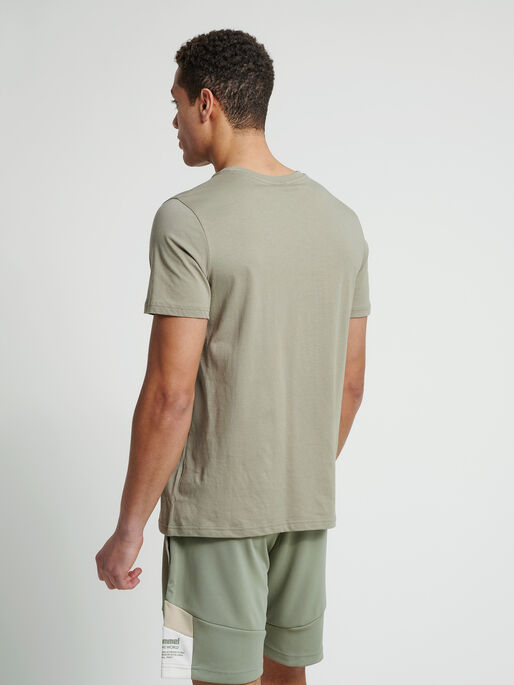 hmlVARSITY T-SHIRT, VETIVER, model