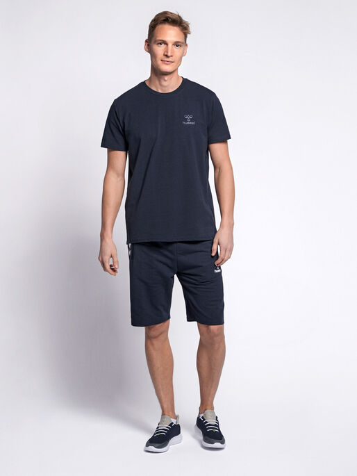 hmlSIGGE T-SHIRT S/S, BLACK IRIS, model
