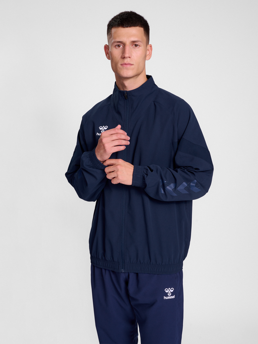 hmlTRAVEL WOVEN JACKET, MARINE, model