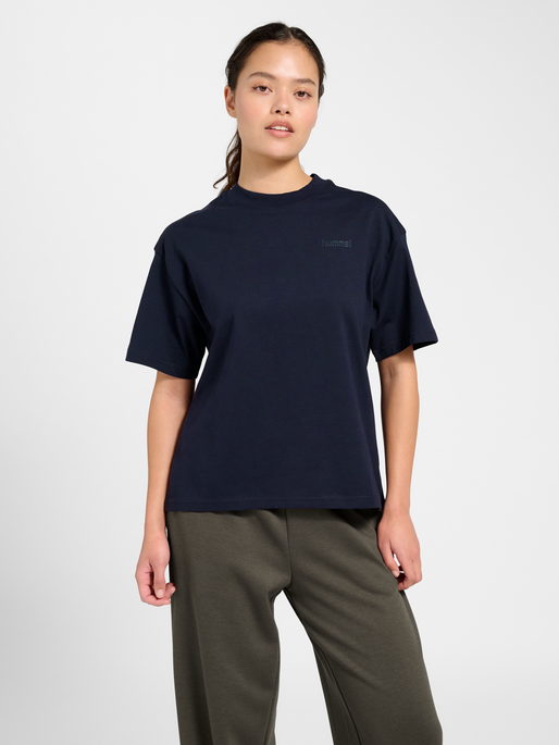 hmlKEEPER LOGO W T-SHIRT S/S, NIGHT SKY, model