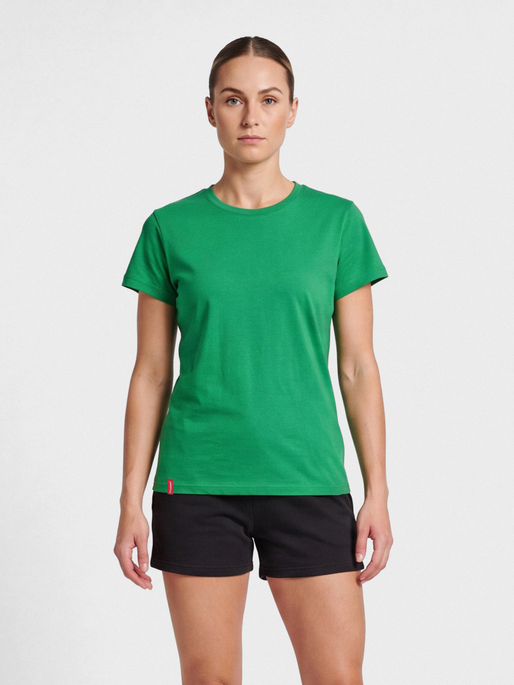 hmlRED BASIC T-SHIRT S/S WOMAN, JELLY BEAN, model