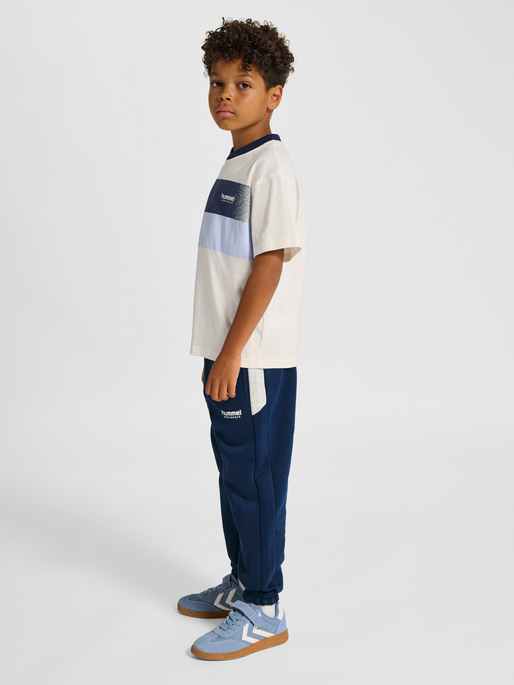 hmlJR LOOSE BLOCKED SWEATPANT, DRESS BLUES, model