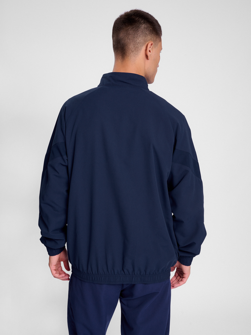 hmlTRAVEL WOVEN JACKET, MARINE, model