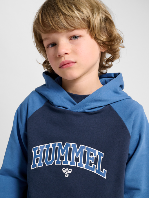 hmlESSEN HOODIE, DUTCH BLUE, model