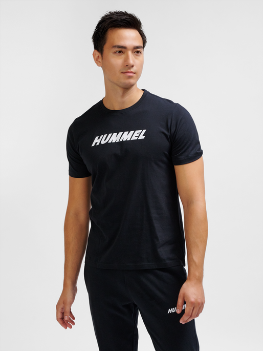 hmlELEMENTAL LOGO COTTON TEE, BLACK, model