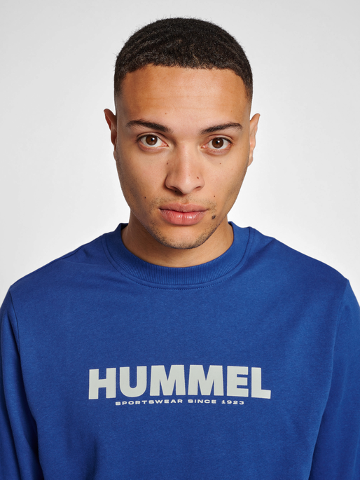 hmlLEGACY SWEATSHIRT, MAZARINE BLUE, model